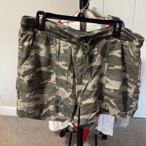 Universal Thread Camo shorts